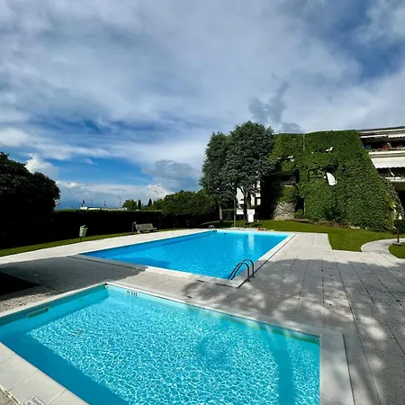 View With 2 Swimming Pools Desenzano アパート